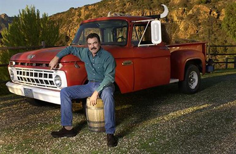 Tom Selleck'/>
    </div>
</div>
<h2>Doğayla Barışık Bir Yaşam</h2>
<p>Selleck, hayatını Hollywood’un kaosundan uzak bir şekilde geçiriyor. Evcimen biri olarak, akıl sağlığını korumak adına çiftliğinde geçirdiği zamanın önemini vurguluyor.</p>
<p>Çiftliğini, efsanevi oyuncu Dean Martin’den 1988 yılında satın alan Selleck, orada bulunduğu sürede doğayla iç içe bir yaşam sürmeyi seçti. Onun için şu anki yaşam tarzı, kariyerinin yanı sıra huzur bulmak için de çok kıymetli.</p>
<p>“`</p>
		</div><!-- .entry-content -->
		<footer class=